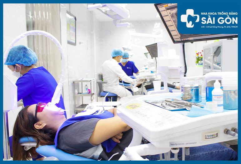 tay trang rang nktrsg tẩy trắng răng bằng đèn