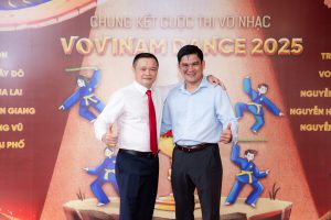 bac si cang hong thai chung hinh cung ong bach ngoc chien Bác sĩ Cang Hồng Thái chụp hình lưu niệm cùng ông Bạch Ngọc Chiến trước buổi diễn chung kết Vovinam Dance 2025